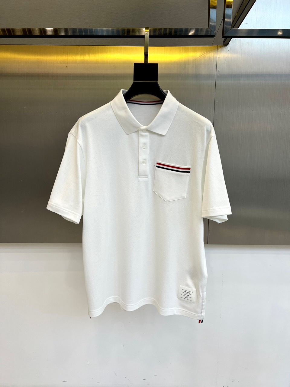 TB汤姆布朗、2026春夏新品短袖翻领Polo衫，100%纯棉织就，亲肤透气适配季候。经典翻领+三粒扣门