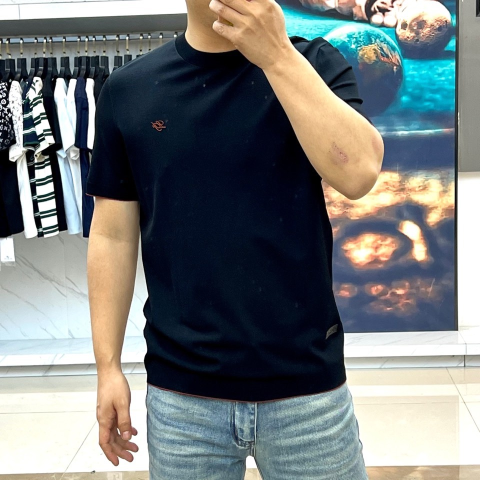 Loro Piana诺悠翩雅、2026春夏新品圆领T恤，以极简主义为核心设计理念，精选优质蚕丝伊力特面料
