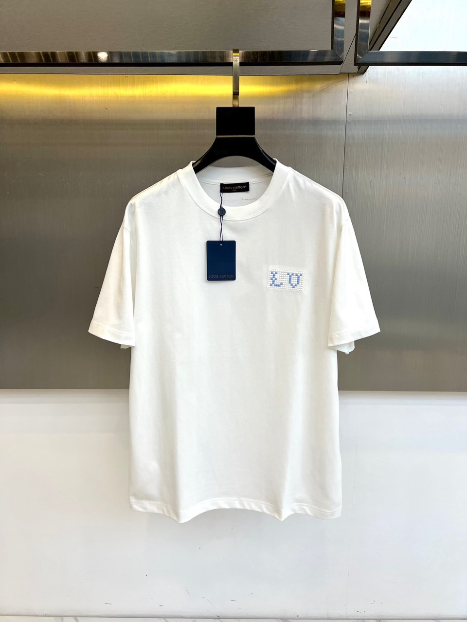 1V、2026春夏新品短袖T恤，以经典圆领、宽松廓形演绎随性自在，优质棉料亲肤透气，适配春夏多元场景。正