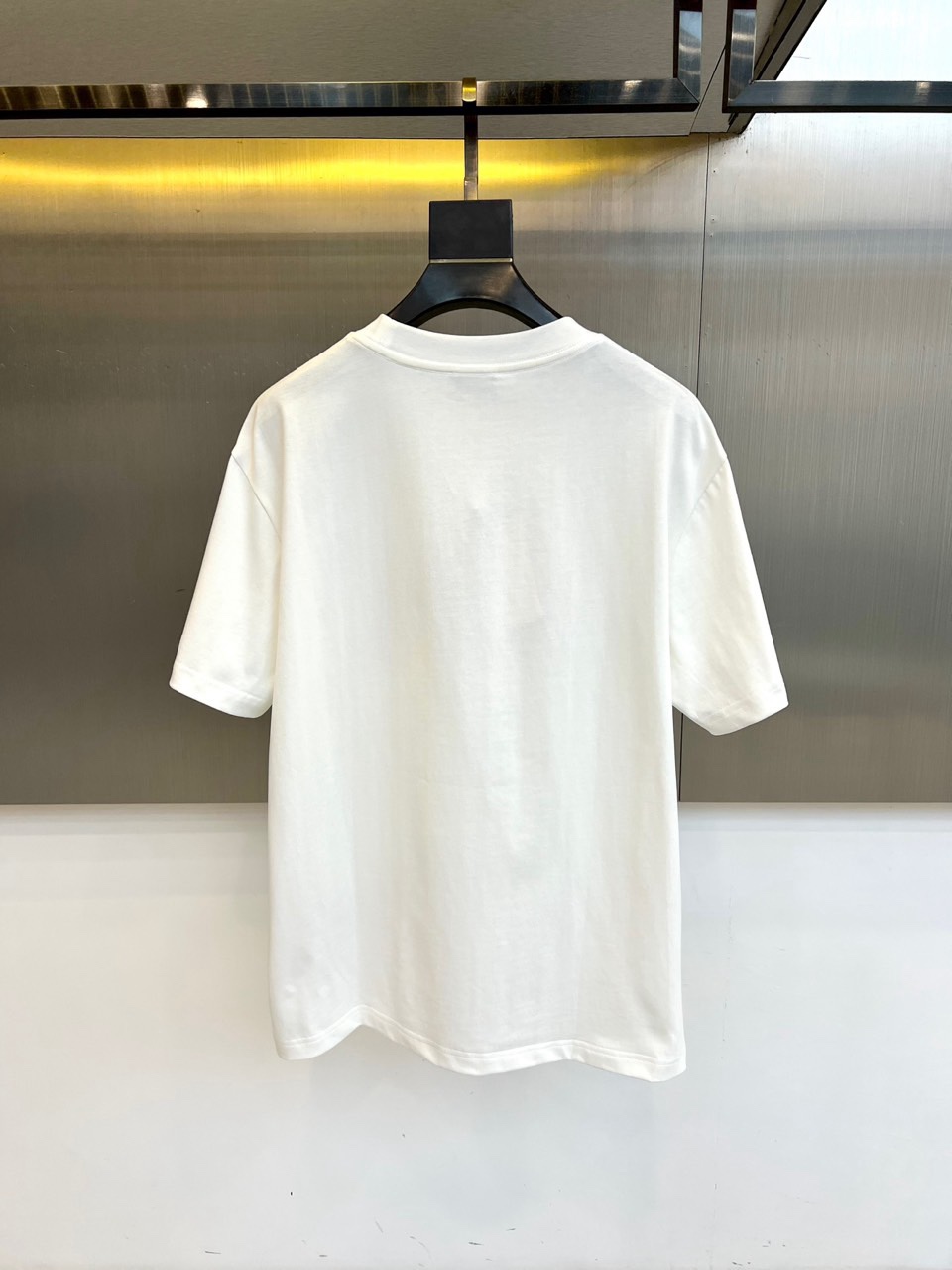 Dio迪奥、2026春夏新品短袖T恤，以利落圆领、宽松剪裁勾勒随性轮廓，优质棉料透气亲肤，适配春夏多元场