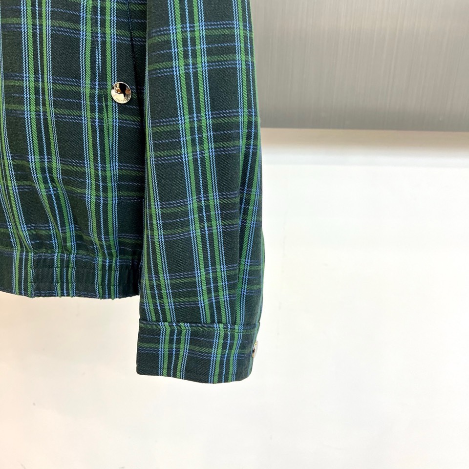 Gucc古驰、2026春夏新品翻领夹克，以复古格纹碰撞品牌经典GG元素，内里红绿织带延续品牌基因，翻领设