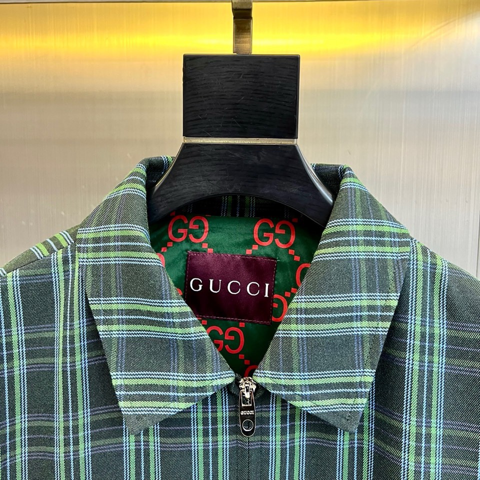 Gucc古驰、2026春夏新品翻领夹克，以复古格纹碰撞品牌经典GG元素，内里红绿织带延续品牌基因，翻领设