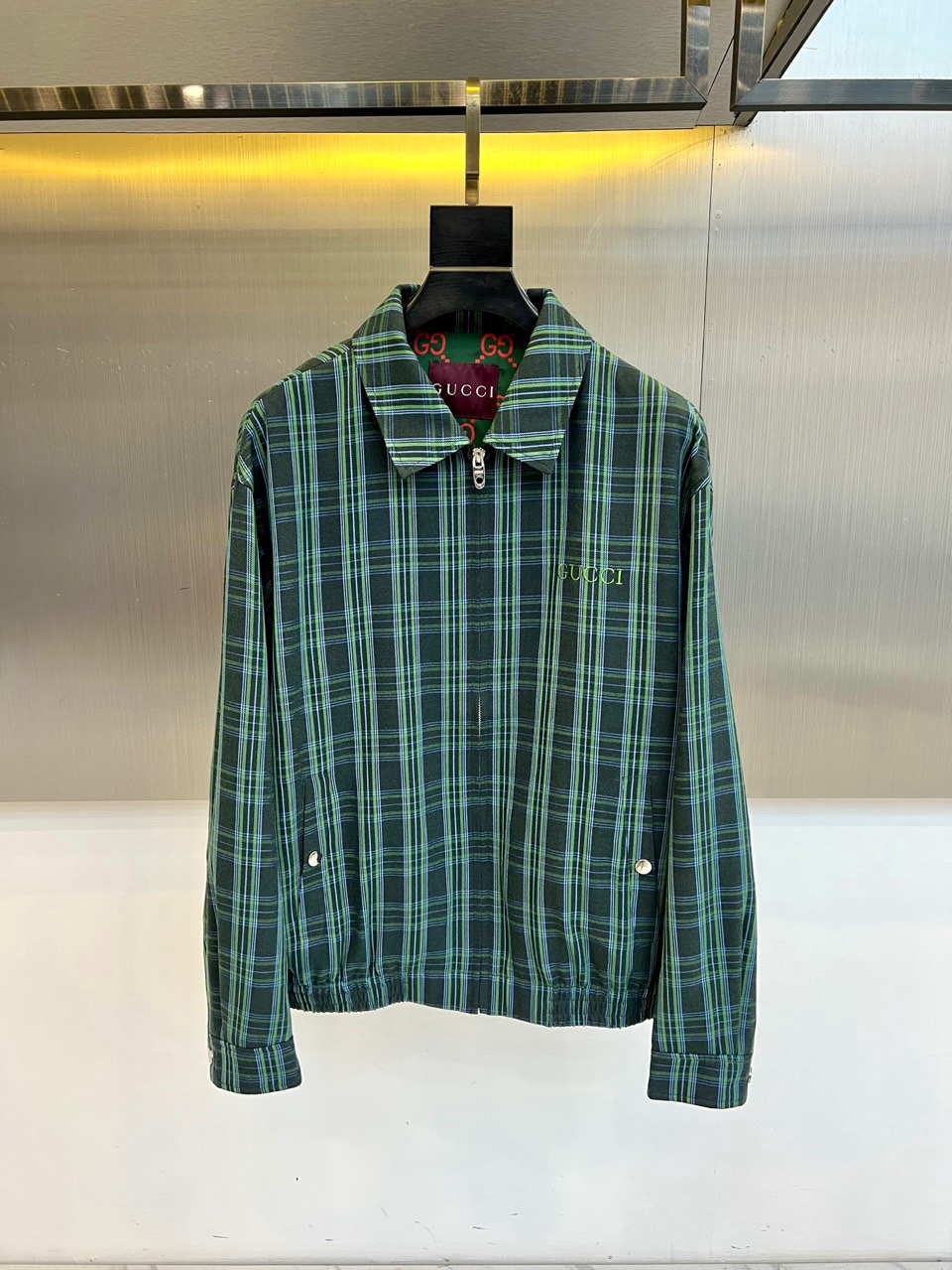 Gucc古驰、2026春夏新品翻领夹克，以复古格纹碰撞品牌经典GG元素，内里红绿织带延续品牌基因，翻领设