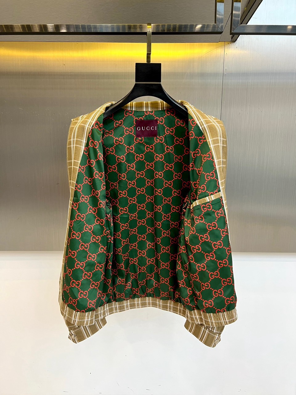 Gucc古驰、2026春夏新品翻领夹克，以复古格纹碰撞品牌经典GG元素，内里红绿织带延续品牌基因，翻领设