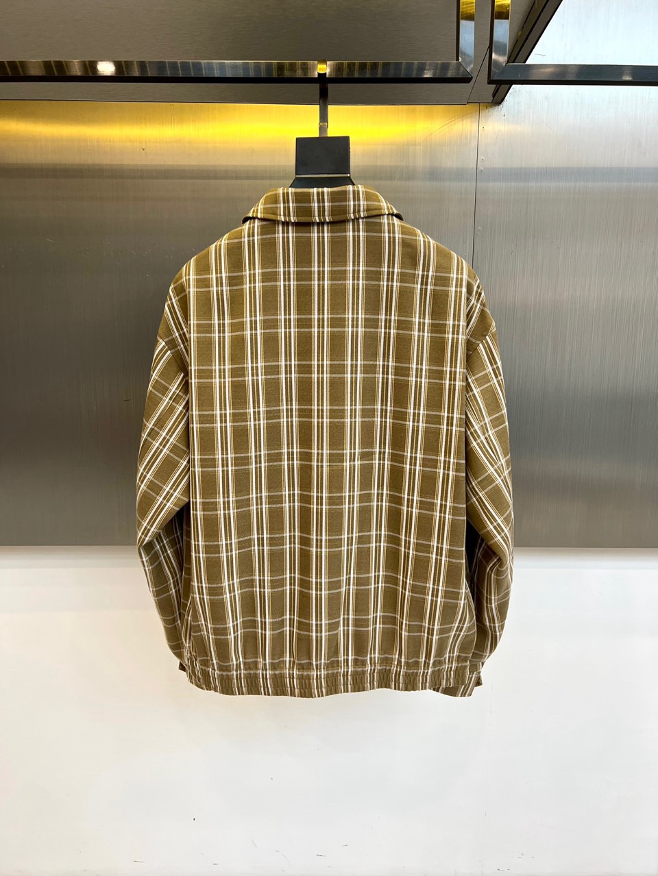 Gucc古驰、2026春夏新品翻领夹克，以复古格纹碰撞品牌经典GG元素，内里红绿织带延续品牌基因，翻领设