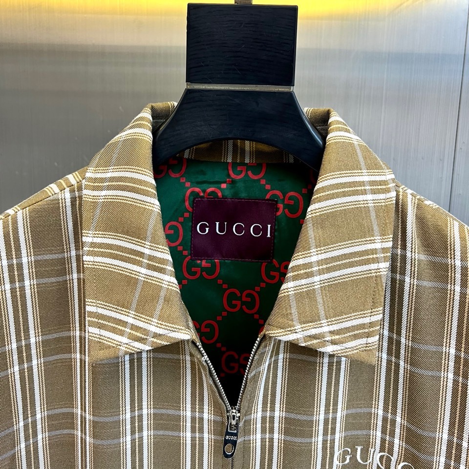 Gucc古驰、2026春夏新品翻领夹克，以复古格纹碰撞品牌经典GG元素，内里红绿织带延续品牌基因，翻领设