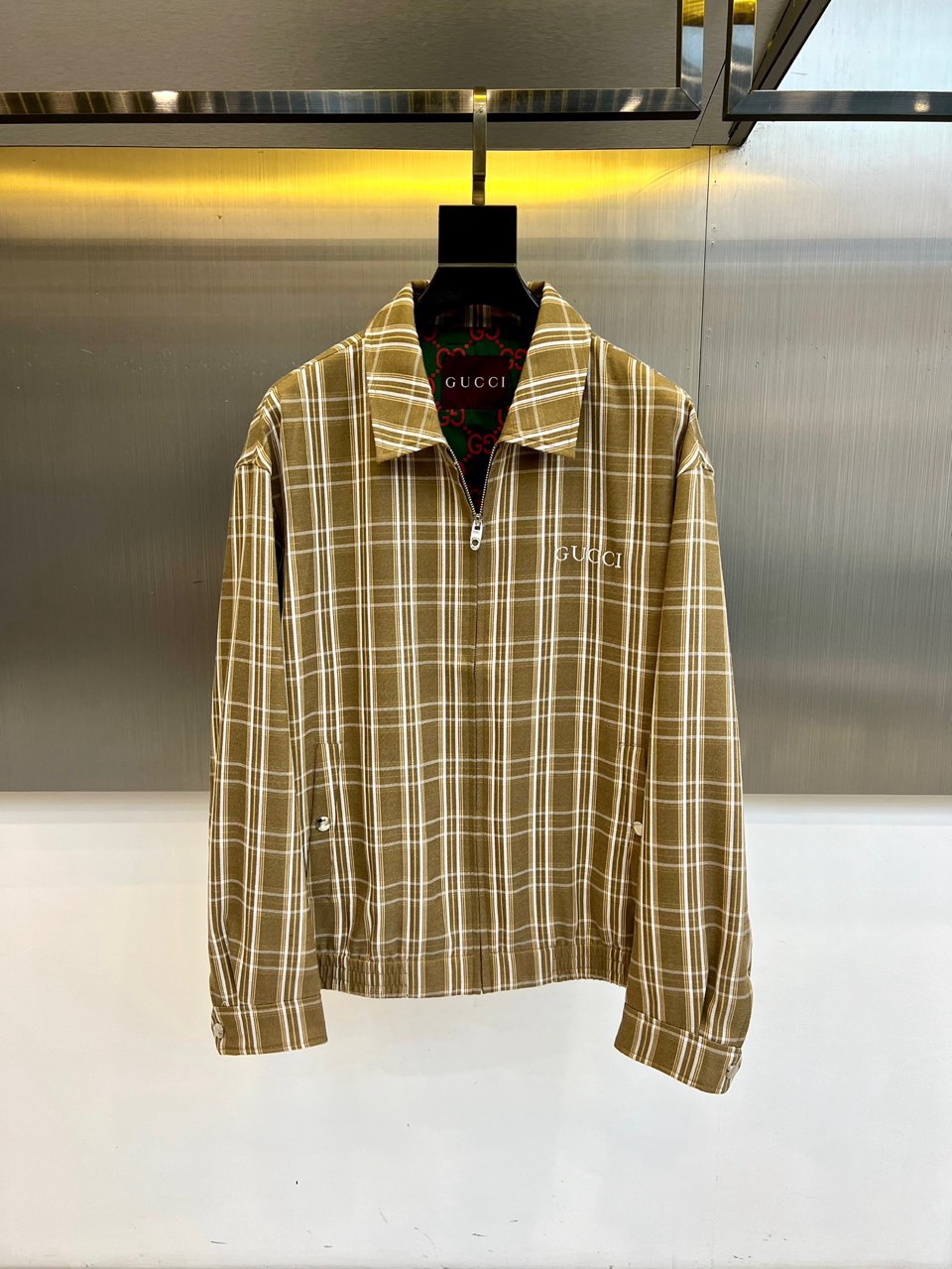 Gucc古驰、2026春夏新品翻领夹克，以复古格纹碰撞品牌经典GG元素，内里红绿织带延续品牌基因，翻领设