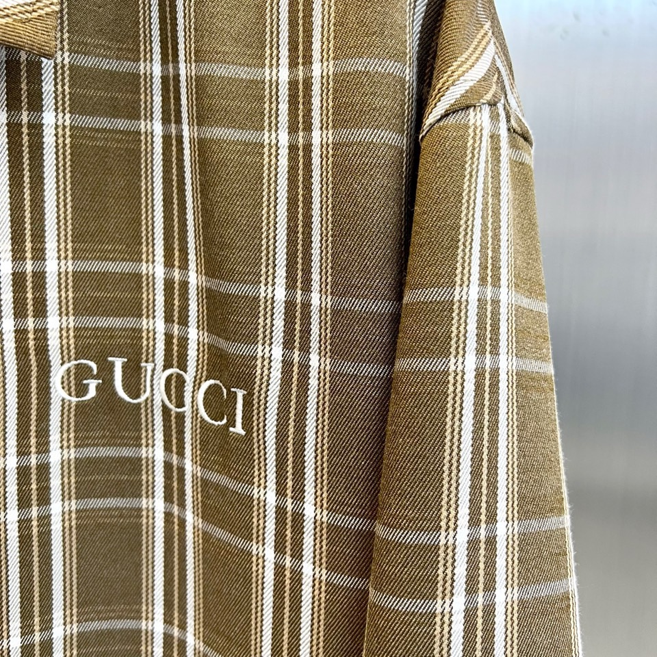 Gucc古驰、2026春夏新品翻领夹克，以复古格纹碰撞品牌经典GG元素，内里红绿织带延续品牌基因，翻领设