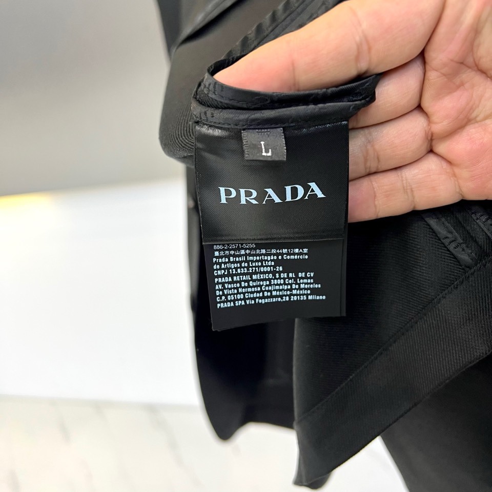 Prad普拉达、2026春夏新品西装外套，以利落剪裁诠释极简先锋风格。色调沉稳高级，平驳领设计搭配同色系