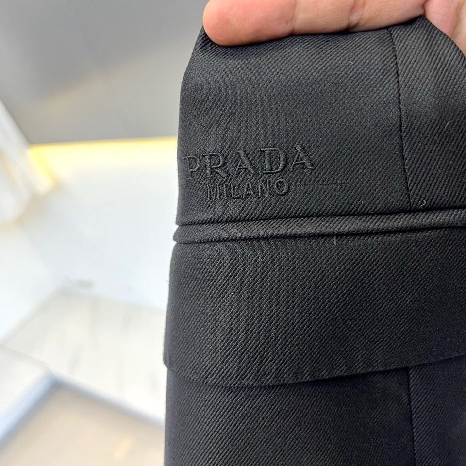 Prad普拉达、2026春夏新品西装外套，以利落剪裁诠释极简先锋风格。色调沉稳高级，平驳领设计搭配同色系