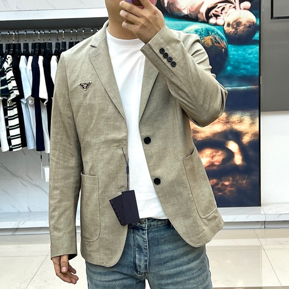 Prad普拉达、2026春夏新品西装外套，以极简廓形演绎意式先锋风格。色调柔和百搭，平驳领设计利落大气，