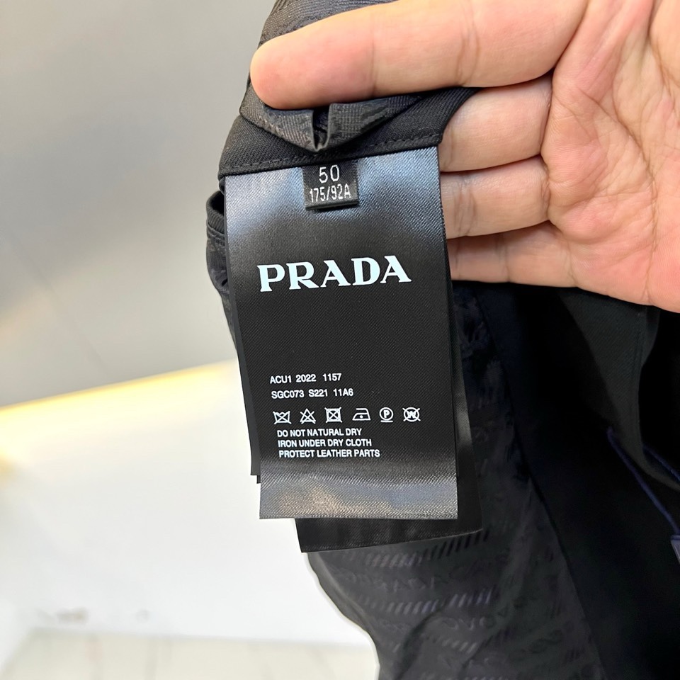 Prad普拉达、2026春夏新品西装外套，以极简廓形演绎意式先锋风格。色调柔和百搭，平驳领设计利落大气，