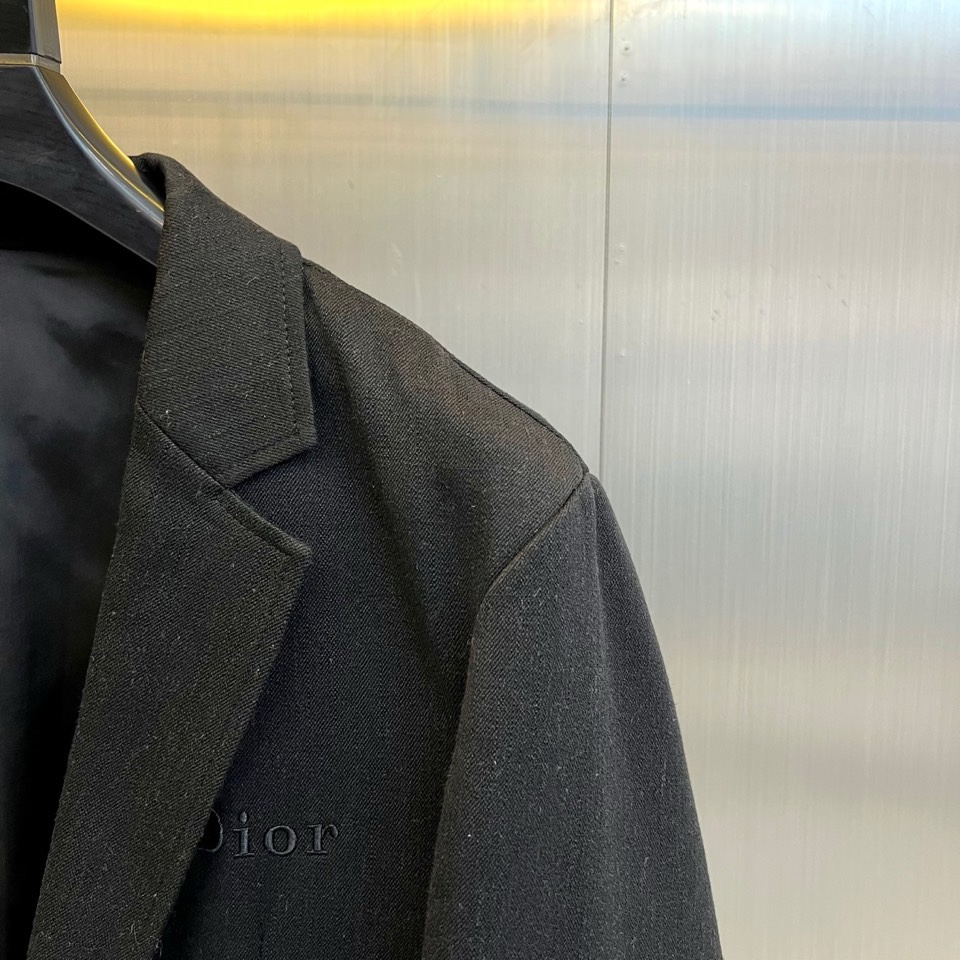 Dio迪奥、2026春夏新品西装外套，以法式优雅重塑休闲正装风格。色调纯净柔和，平驳领设计经典大气，双粒
