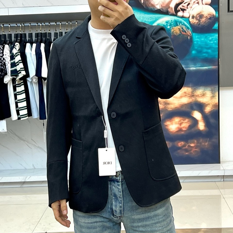 Dio迪奥、2026春夏新品西装外套，以法式优雅重塑休闲正装风格。色调纯净柔和，平驳领设计经典大气，双粒