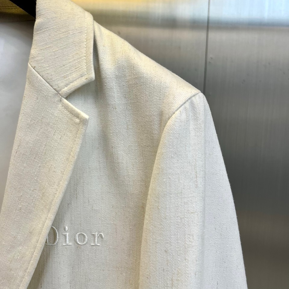 Dio迪奥、2026春夏新品西装外套，以法式优雅重塑休闲正装风格。色调纯净柔和，平驳领设计经典大气，双粒