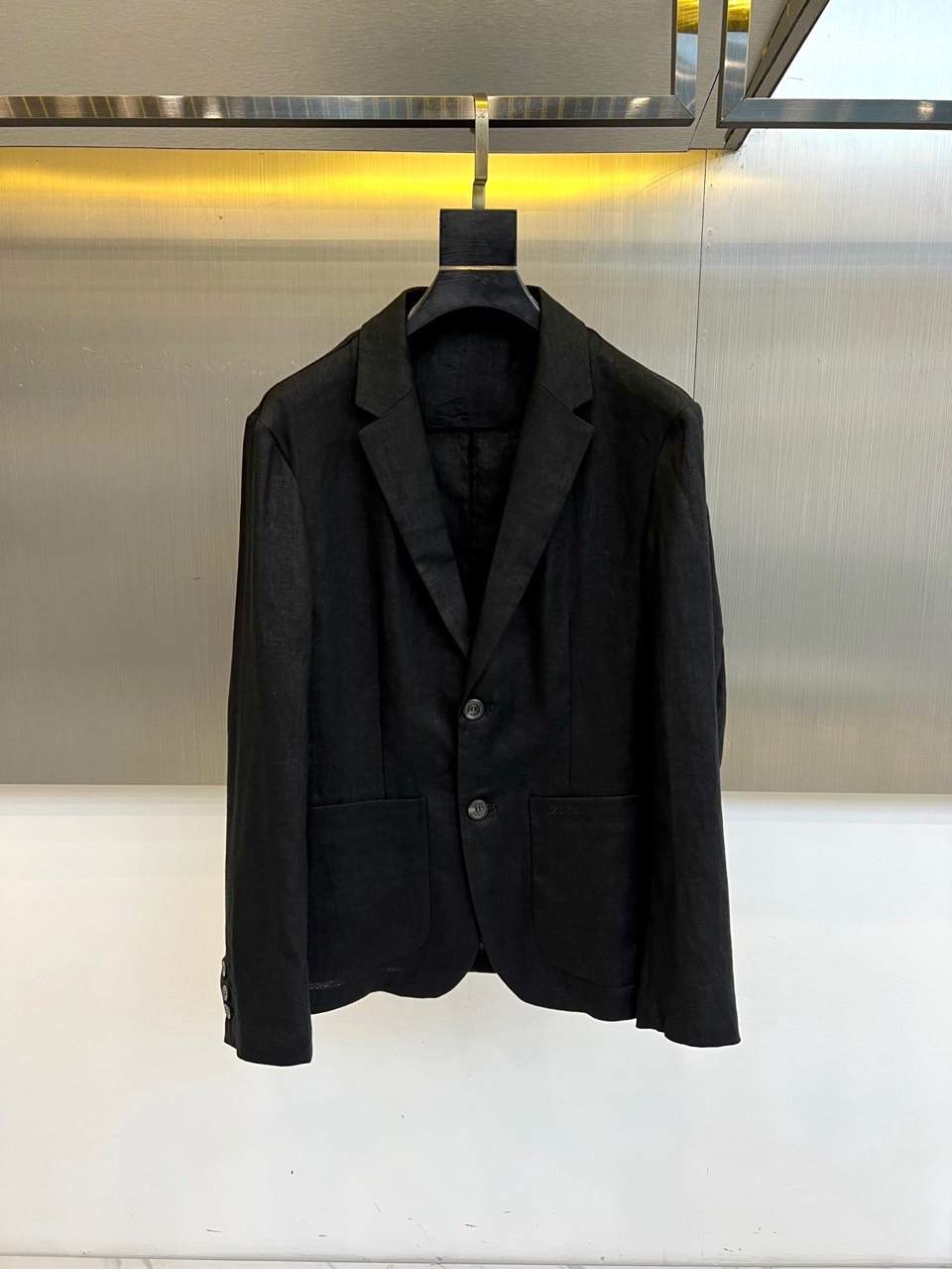 Loro Piana诺悠翩雅、2026春夏新品，100%亚麻的西装外套，以极简剪裁重塑轻熟通勤与度假休闲