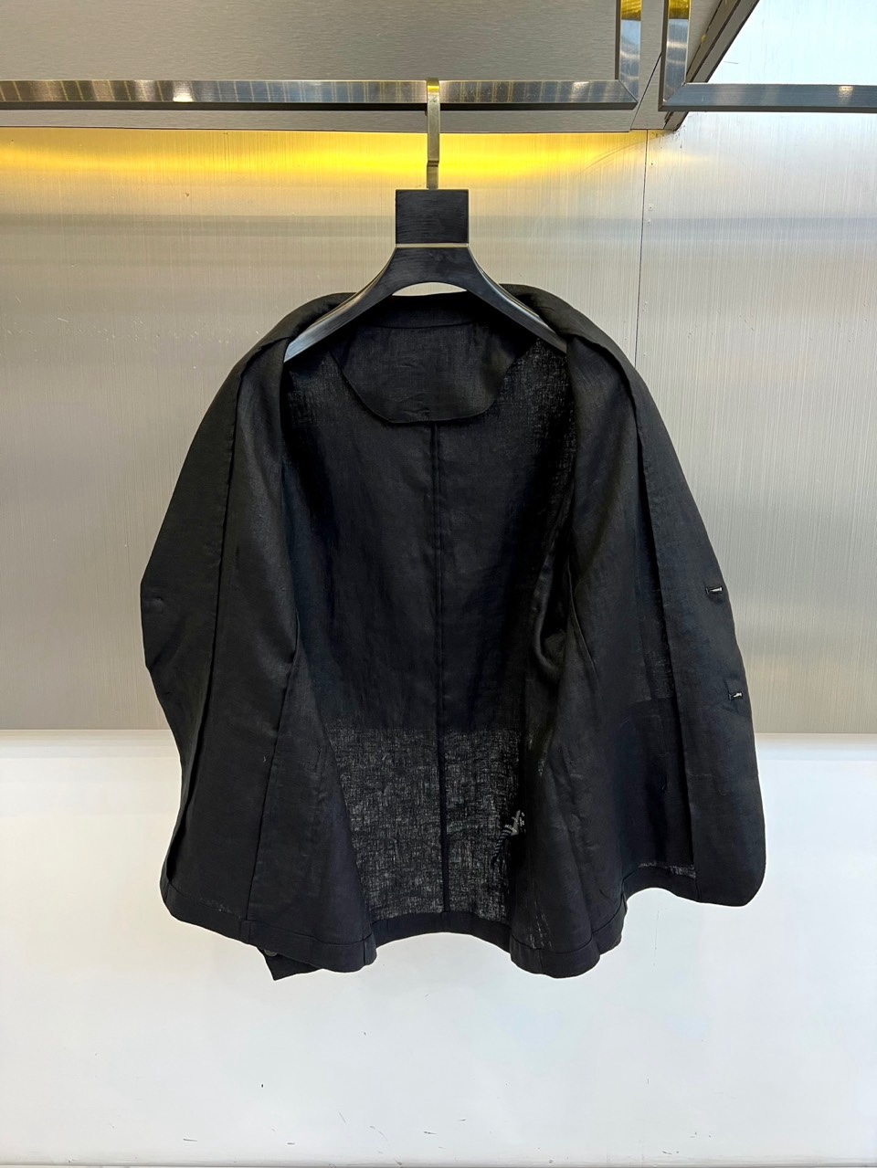 Loro Piana诺悠翩雅、2026春夏新品，100%亚麻的西装外套，以极简剪裁重塑轻熟通勤与度假休闲