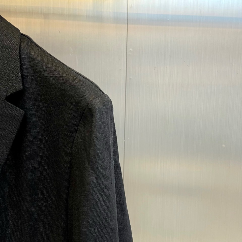 Loro Piana诺悠翩雅、2026春夏新品，100%亚麻的西装外套，以极简剪裁重塑轻熟通勤与度假休闲