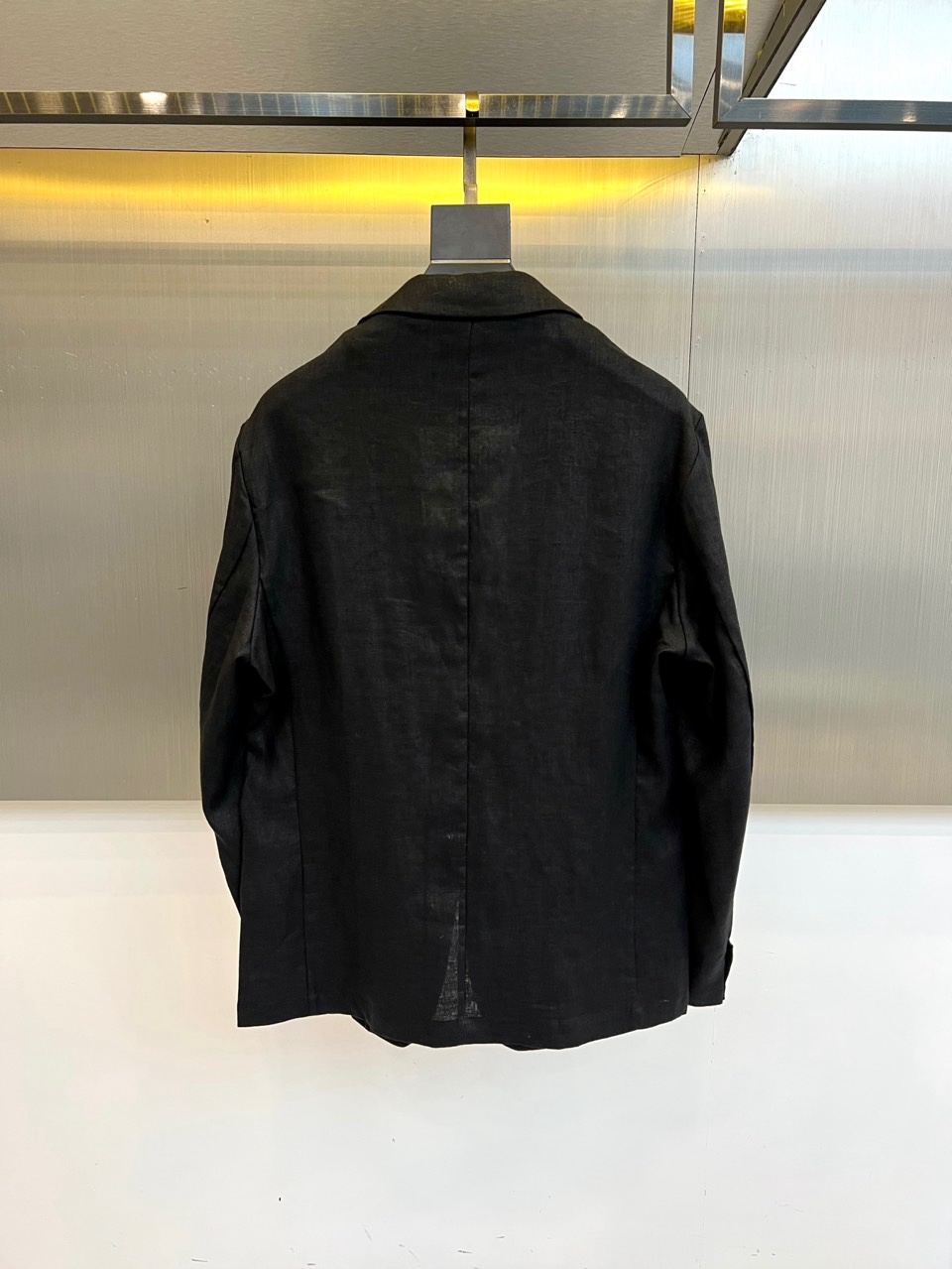 Loro Piana诺悠翩雅、2026春夏新品，100%亚麻的西装外套，以极简剪裁重塑轻熟通勤与度假休闲