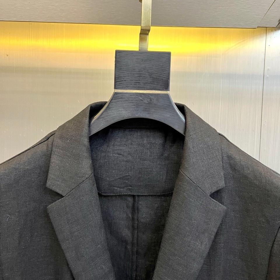 Loro Piana诺悠翩雅、2026春夏新品，100%亚麻的西装外套，以极简剪裁重塑轻熟通勤与度假休闲