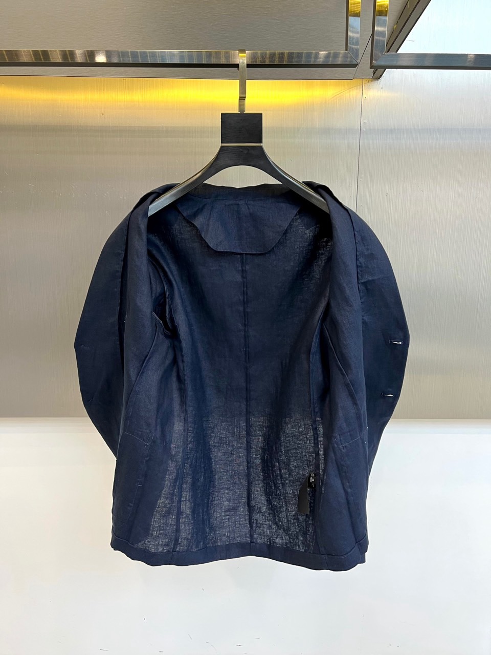 Loro Piana诺悠翩雅、2026春夏新品，100%亚麻的西装外套，以极简剪裁重塑轻熟通勤与度假休闲
