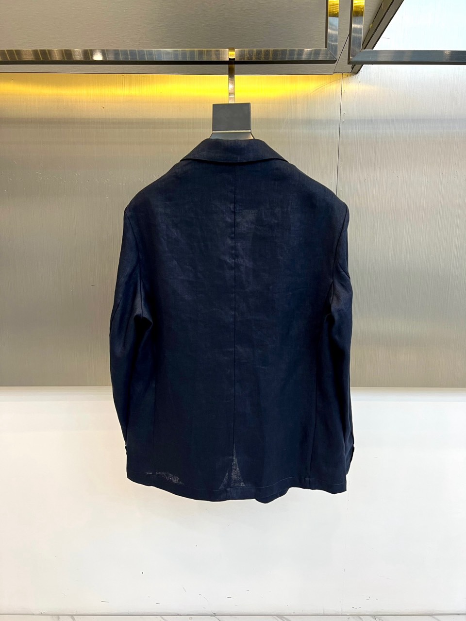 Loro Piana诺悠翩雅、2026春夏新品，100%亚麻的西装外套，以极简剪裁重塑轻熟通勤与度假休闲