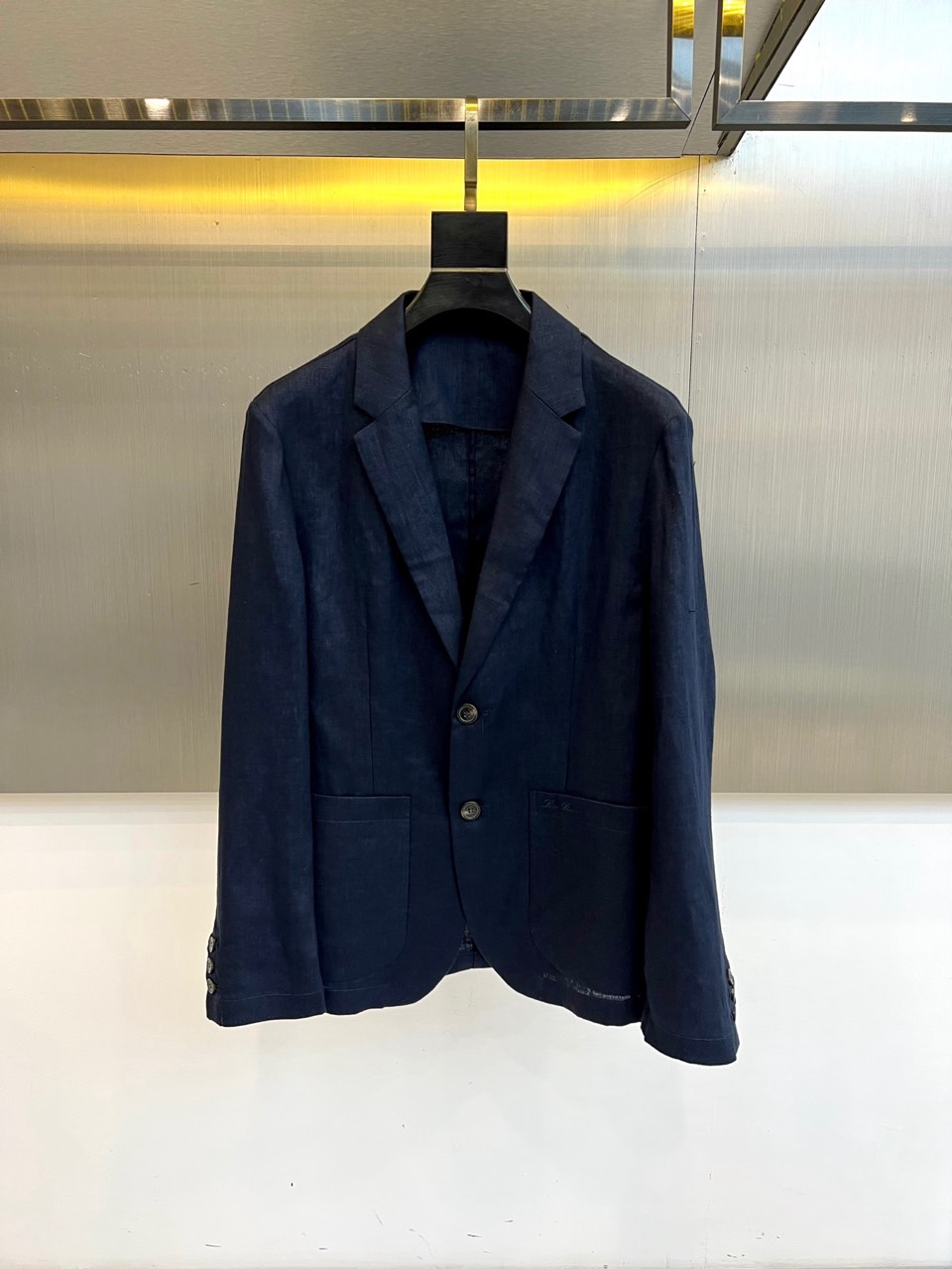 Loro Piana诺悠翩雅、2026春夏新品，100%亚麻的西装外套，以极简剪裁重塑轻熟通勤与度假休闲
