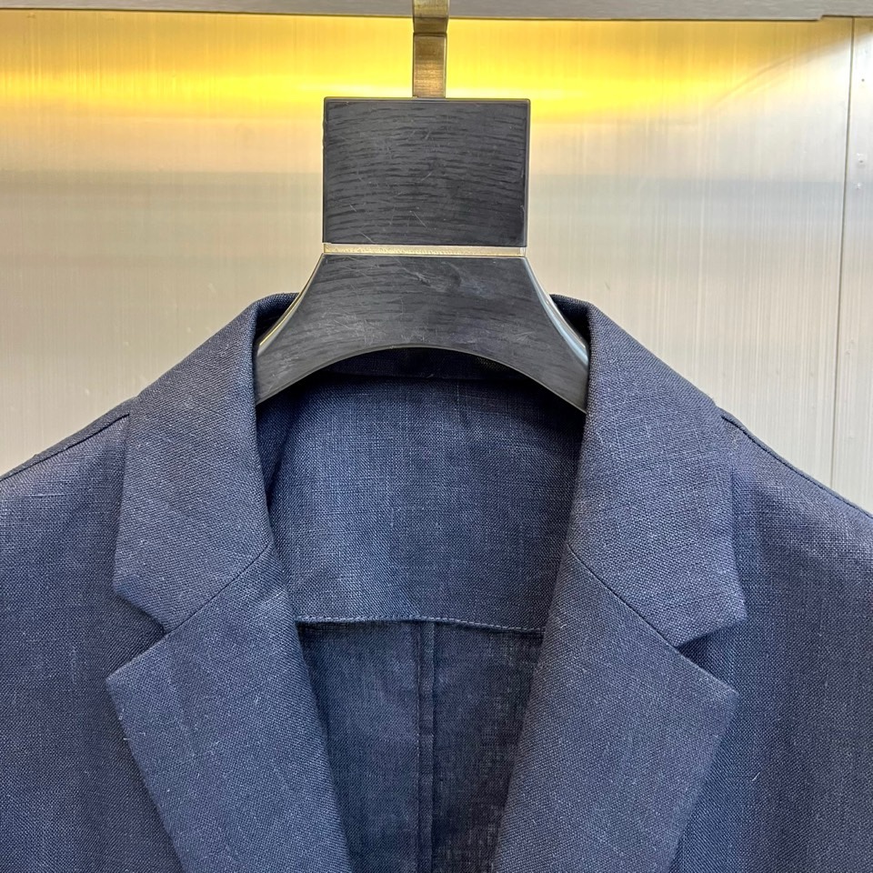 Loro Piana诺悠翩雅、2026春夏新品，100%亚麻的西装外套，以极简剪裁重塑轻熟通勤与度假休闲