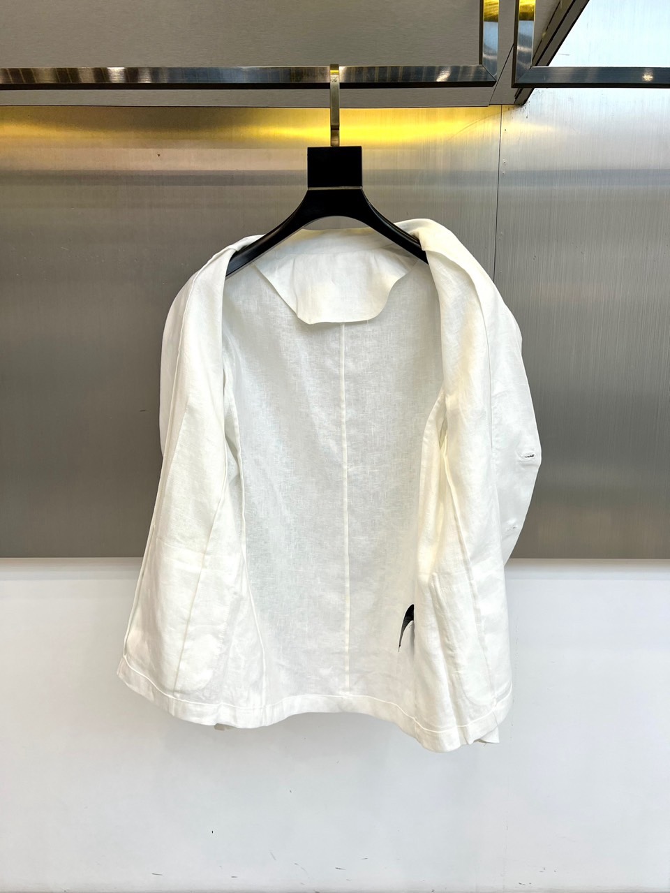 Loro Piana诺悠翩雅、2026春夏新品，100%亚麻的西装外套，以极简剪裁重塑轻熟通勤与度假休闲