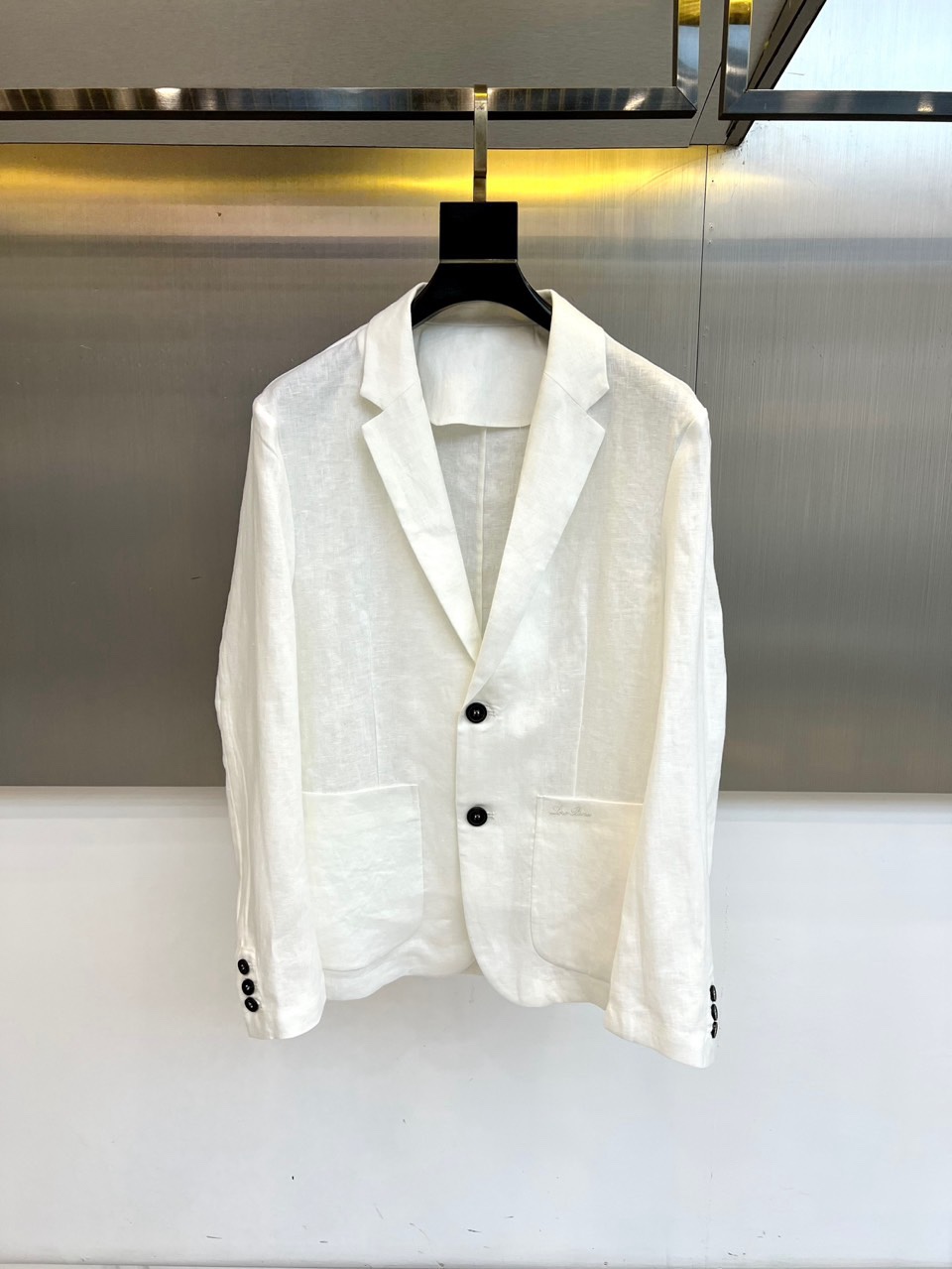 Loro Piana诺悠翩雅、2026春夏新品，100%亚麻的西装外套，以极简剪裁重塑轻熟通勤与度假休闲
