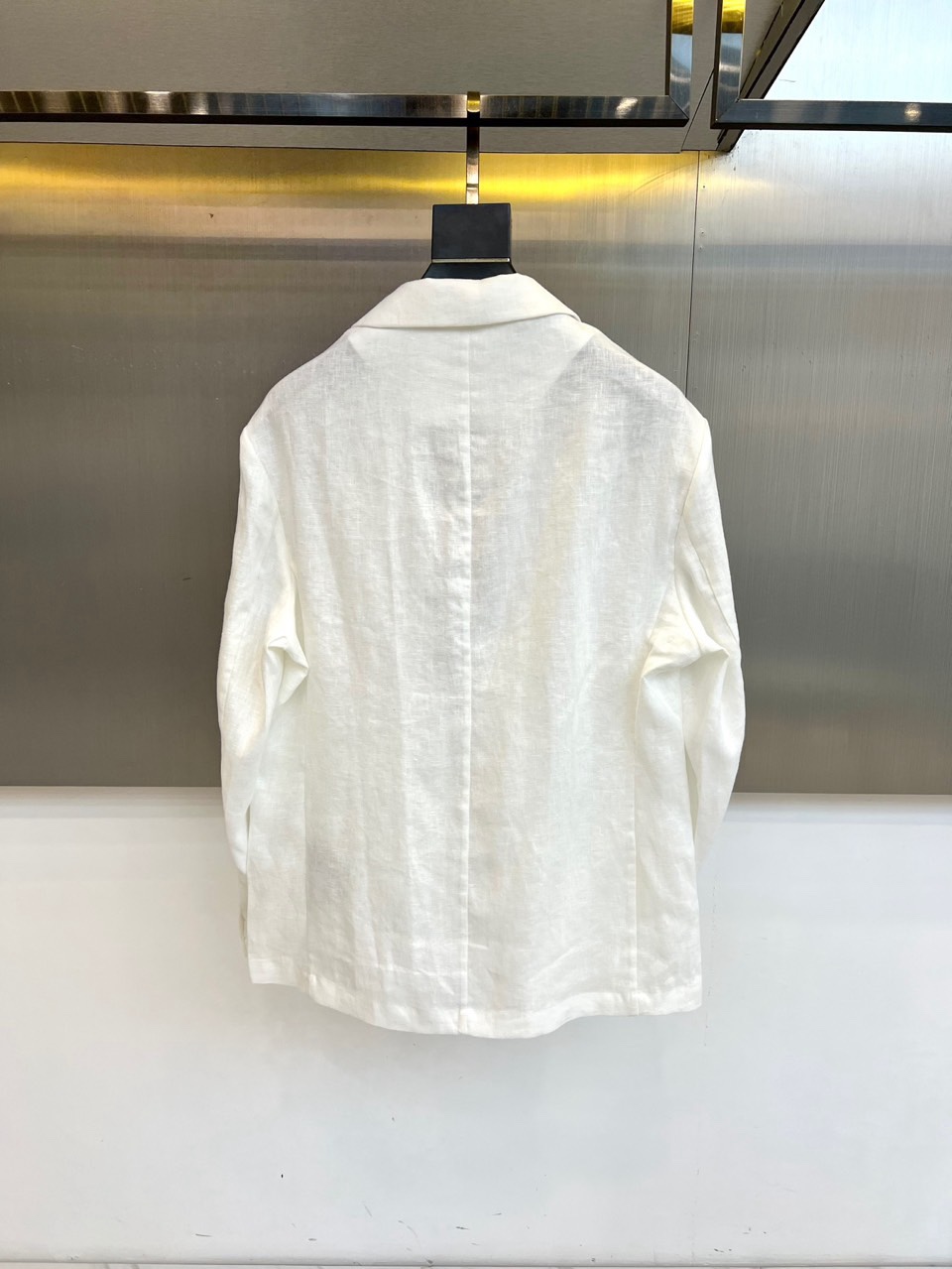 Loro Piana诺悠翩雅、2026春夏新品，100%亚麻的西装外套，以极简剪裁重塑轻熟通勤与度假休闲