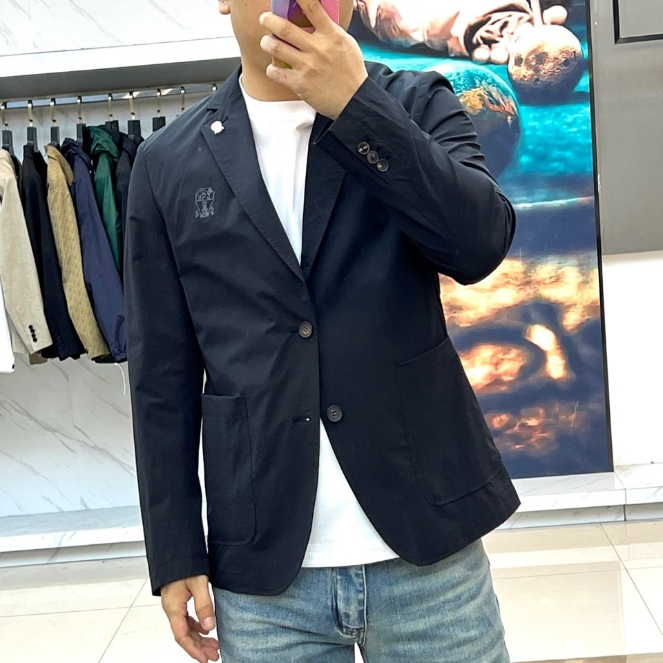 Brunello Cucinelli-2026春夏新品西装，以经典单排扣与利落平驳领剪裁，勾勒现代绅士的