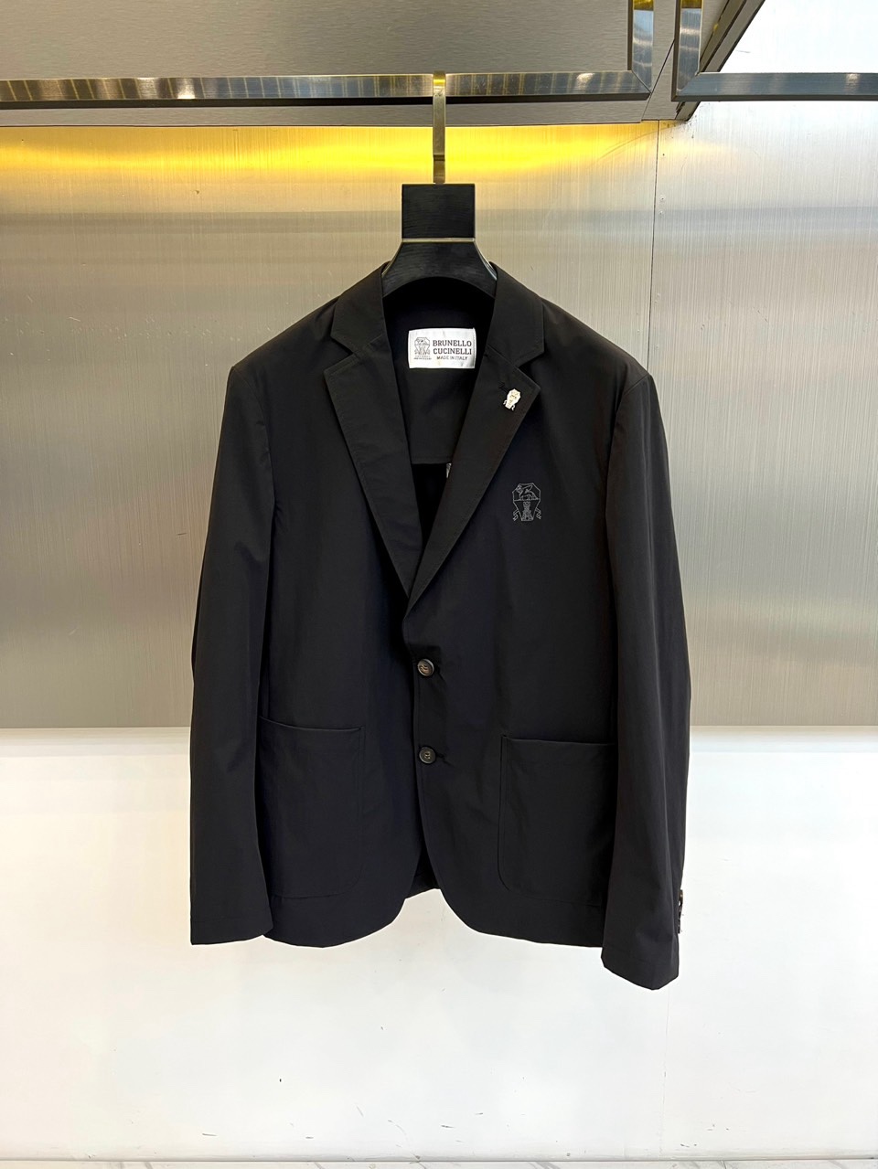Brunello Cucinelli-2026春夏新品西装，以经典单排扣与利落平驳领剪裁，勾勒现代绅士的