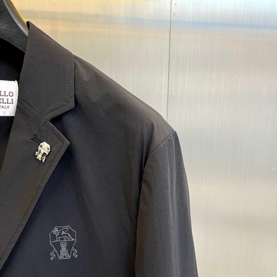 Brunello Cucinelli-2026春夏新品西装，以经典单排扣与利落平驳领剪裁，勾勒现代绅士的