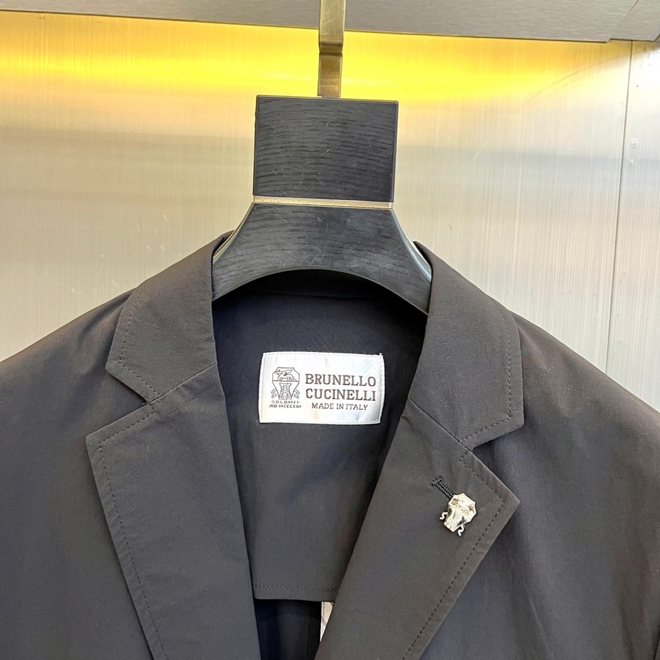 Brunello Cucinelli-2026春夏新品西装，以经典单排扣与利落平驳领剪裁，勾勒现代绅士的