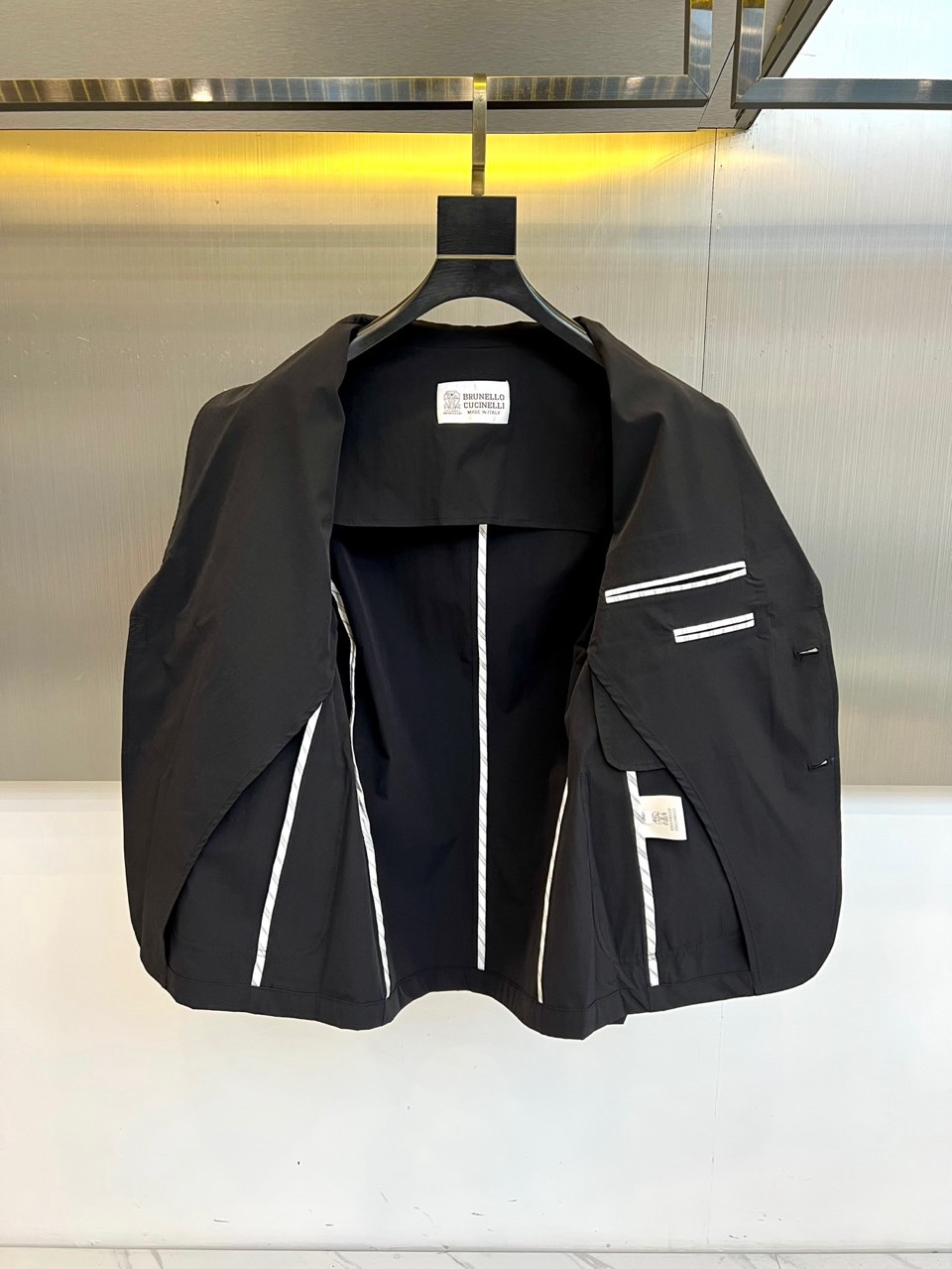 Brunello Cucinelli-2026春夏新品西装，以经典单排扣与利落平驳领剪裁，勾勒现代绅士的