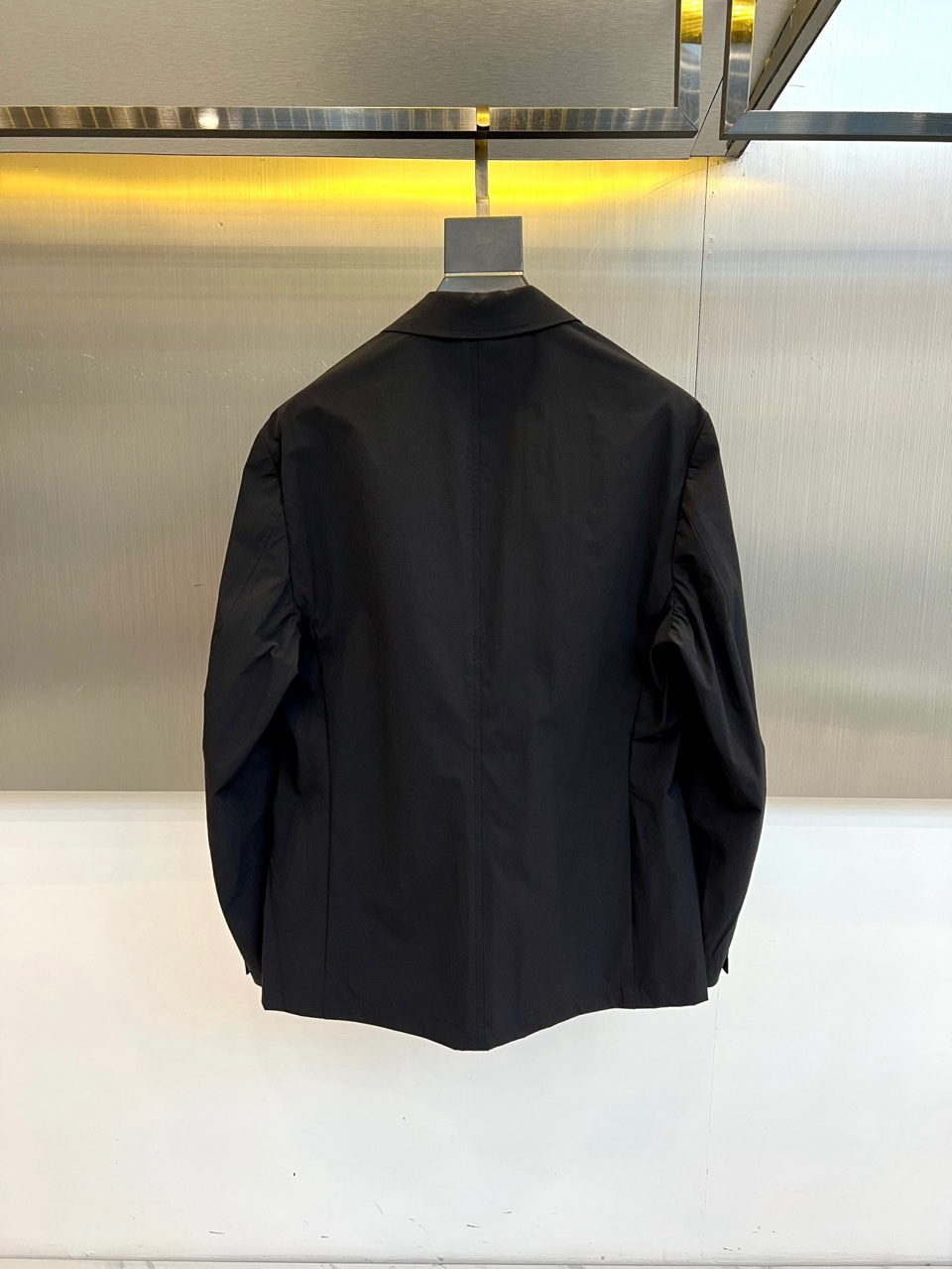Brunello Cucinelli-2026春夏新品西装，以经典单排扣与利落平驳领剪裁，勾勒现代绅士的