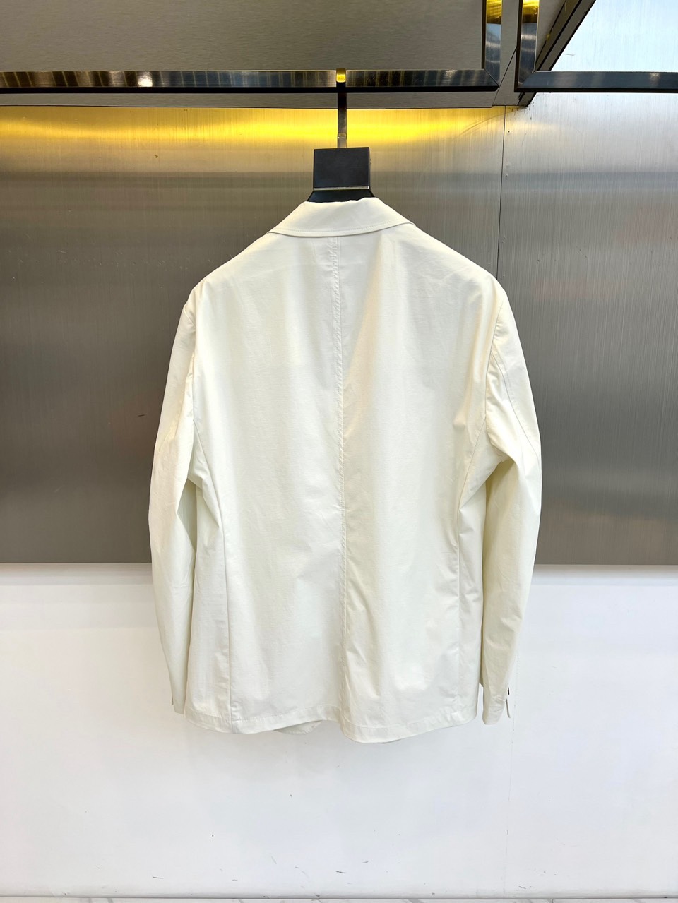 Brunello Cucinelli-2026春夏新品西装，以经典单排扣与利落平驳领剪裁，勾勒现代绅士的