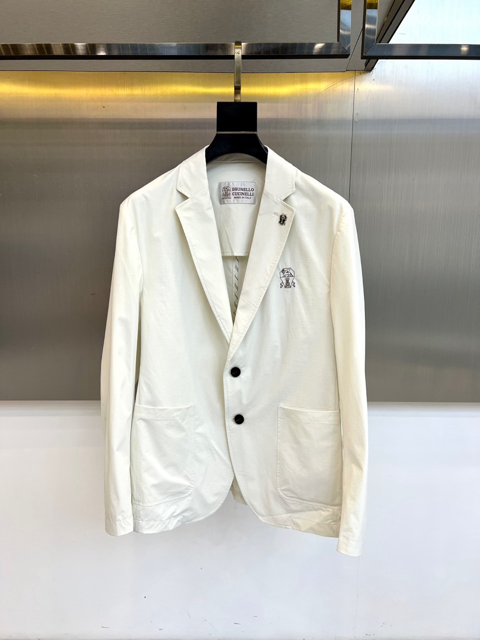 Brunello Cucinelli-2026春夏新品西装，以经典单排扣与利落平驳领剪裁，勾勒现代绅士的