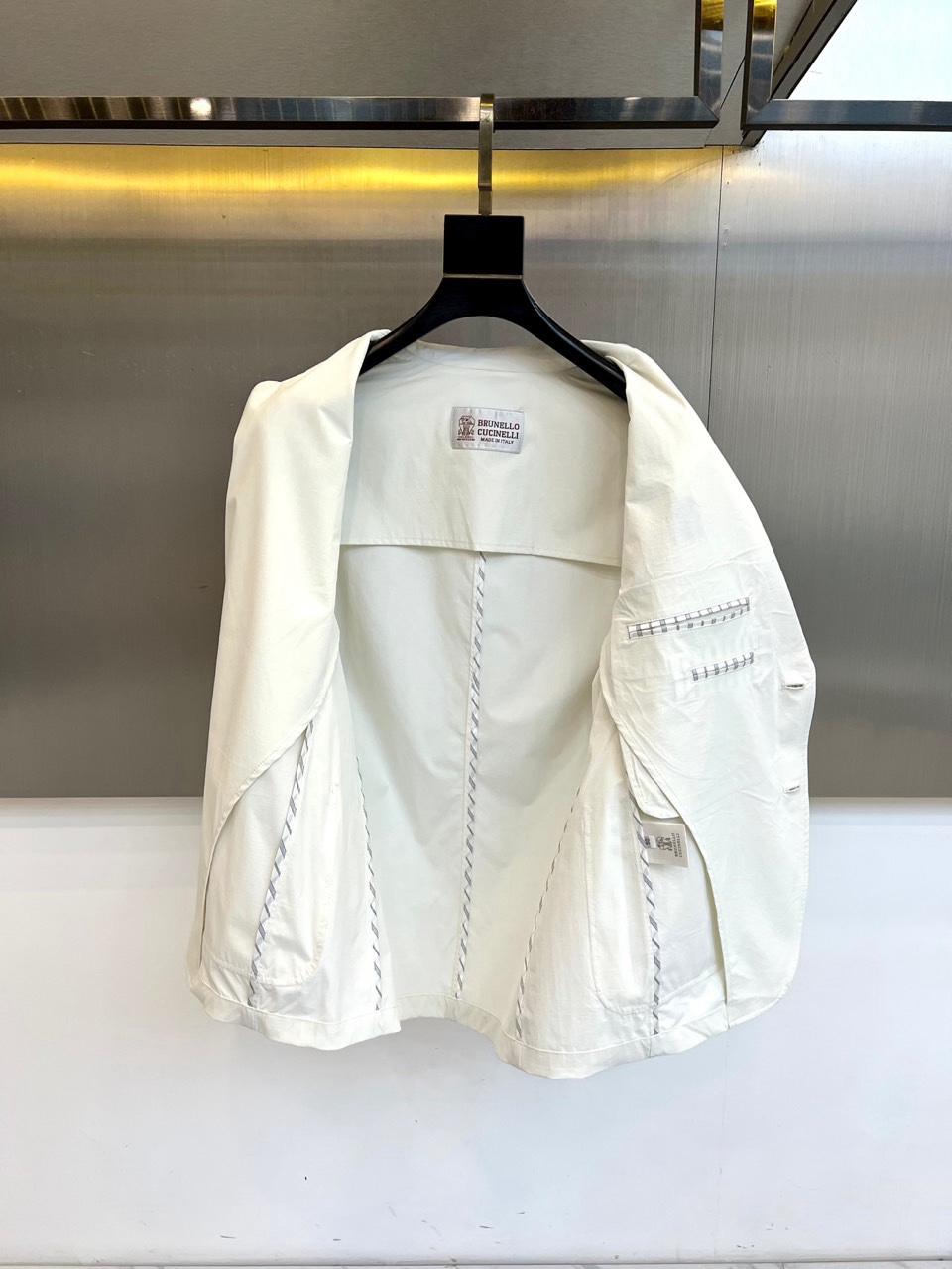 Brunello Cucinelli-2026春夏新品西装，以经典单排扣与利落平驳领剪裁，勾勒现代绅士的
