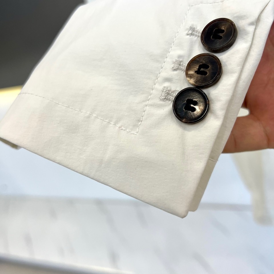 Brunello Cucinelli-2026春夏新品西装，以经典单排扣与利落平驳领剪裁，勾勒现代绅士的