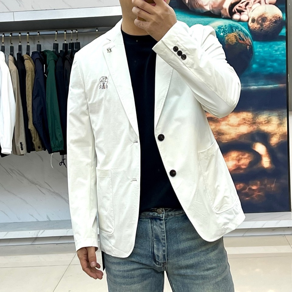 Brunello Cucinelli-2026春夏新品西装，以经典单排扣与利落平驳领剪裁，勾勒现代绅士的