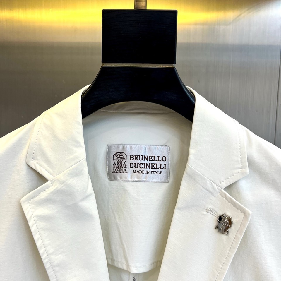 Brunello Cucinelli-2026春夏新品西装，以经典单排扣与利落平驳领剪裁，勾勒现代绅士的