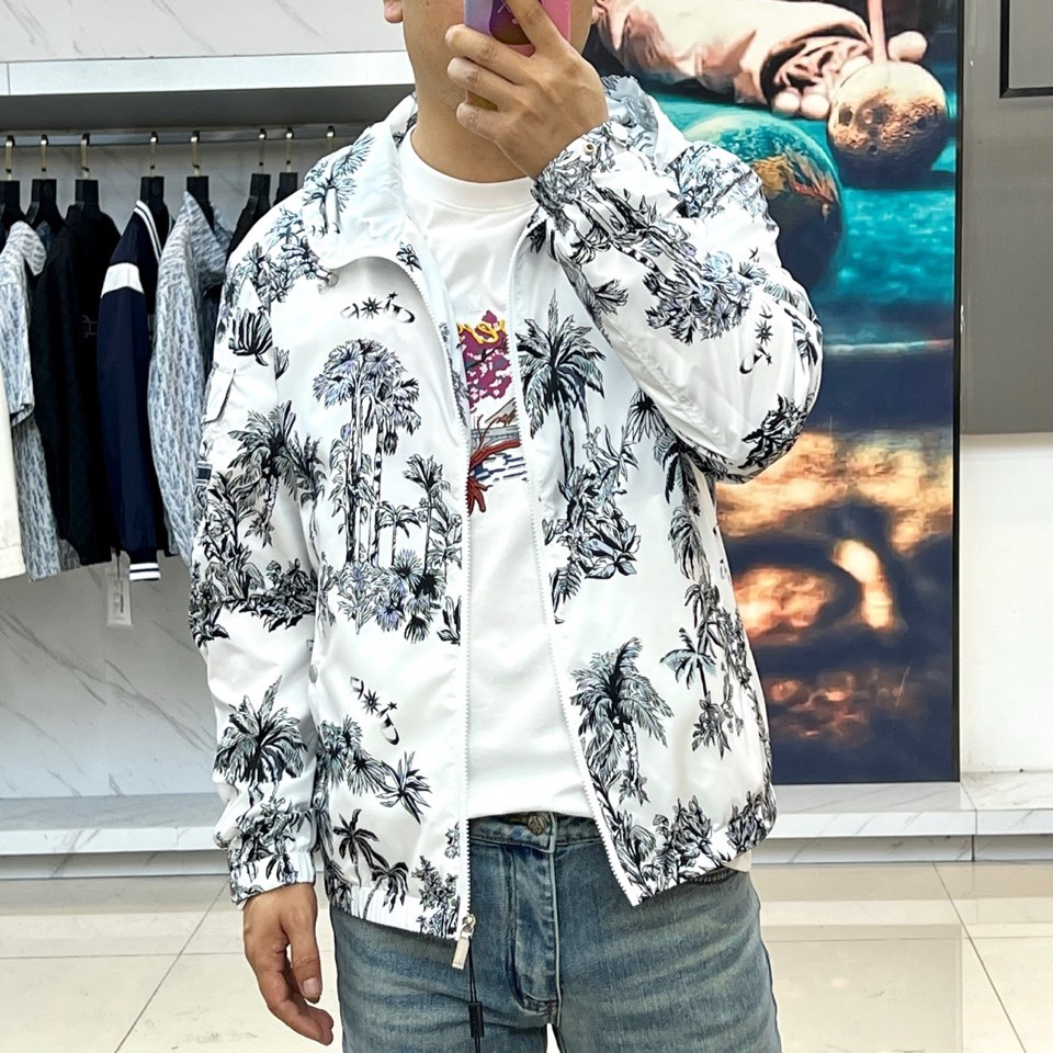 Dio迪奥、2026春夏新品连帽外套，以标志性的拉链开合与连帽设计，诠释运动休闲美学。外套表面铺陈精致的
