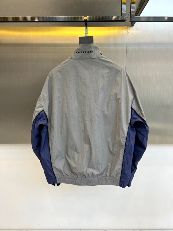 Ba巴黎世家、2026春夏新品拼色夹克，以复古运动风重塑都市穿搭美学。经典立领设计利落有型，前襟拉链顺滑