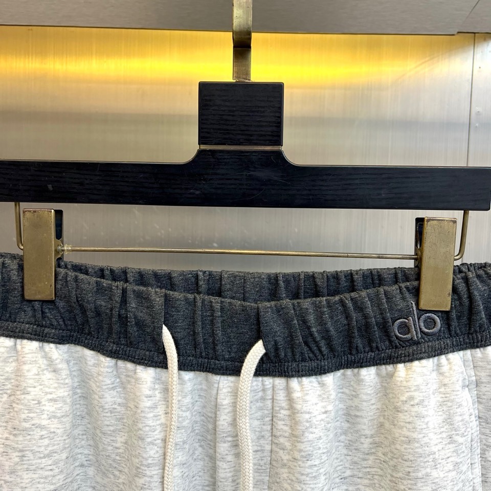 ao、2026春夏新品休闲卫裤，色调铺陈简约高级感，弹性松紧腰头搭配抽绳设计，适配多元身形且穿脱便捷。面