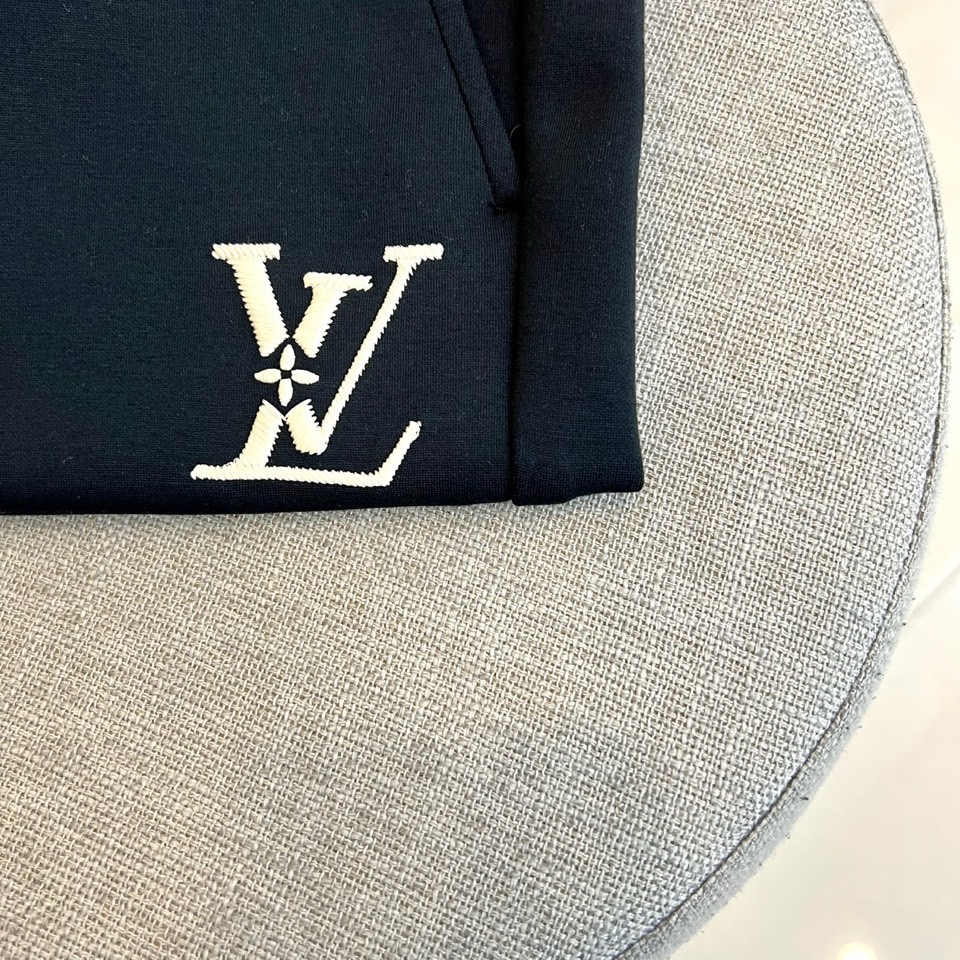 1v威登、2026春夏新品休闲裤，色调柔和，适配季节活力氛围。裤身左侧饰经典字母，简约有辨识度，打破单调