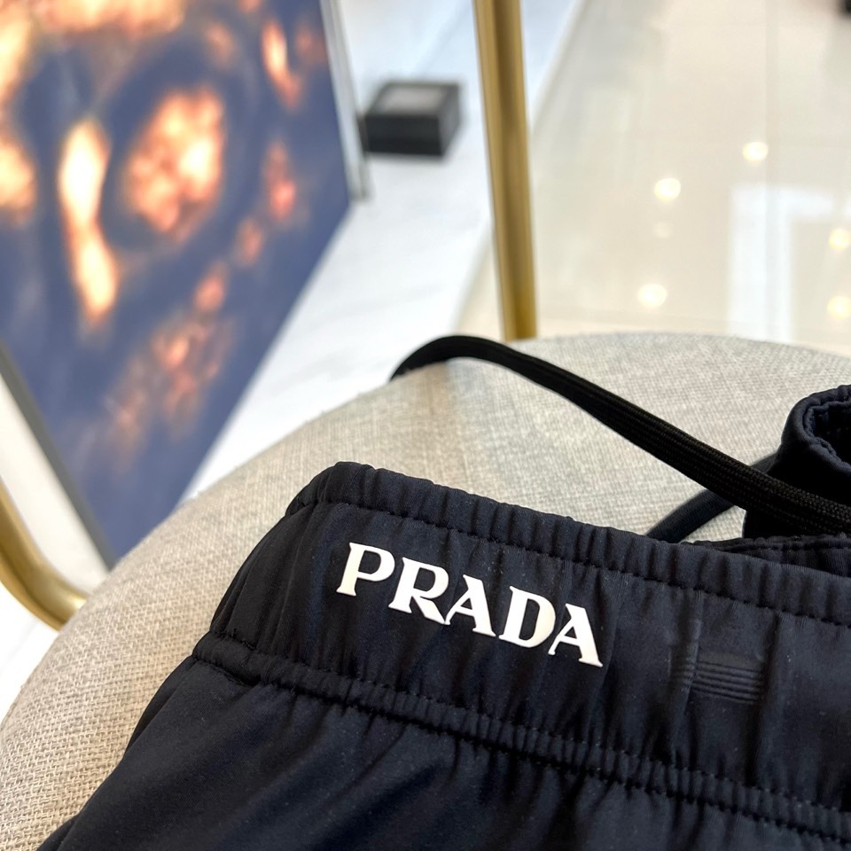 Prad普拉达、2026春夏新品休闲裤，以极简奢感重塑日常穿搭！色调经典百搭，适配通勤、休闲、轻运动等多