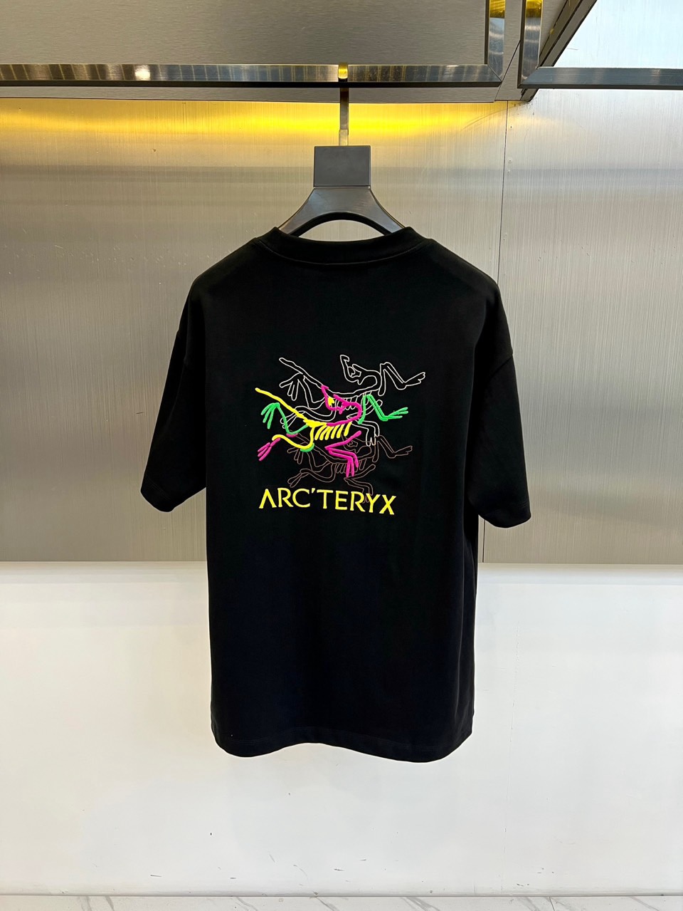 Arcteryx始祖鸟、2026春夏新品T恤，以精湛工艺重新定义都市户外风格。款式采用经典圆领与利落短袖