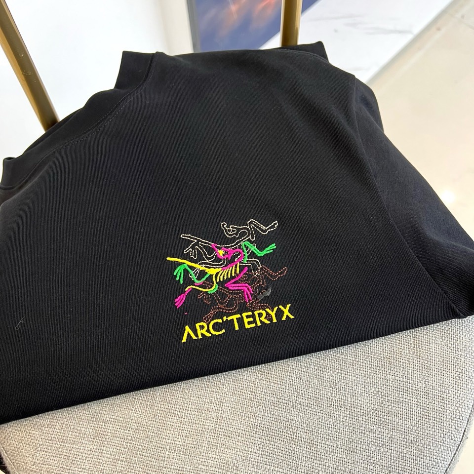 Arcteryx始祖鸟、2026春夏新品T恤，以精湛工艺重新定义都市户外风格。款式采用经典圆领与利落短袖